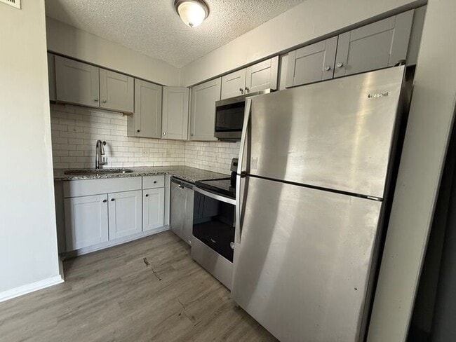 Building Photo - Cute and Convenient  South Nashville Townhouse near BNA and Woodbine - Renovated