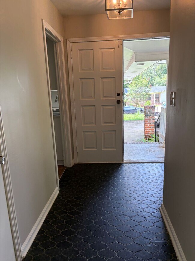 Building Photo - Move-In Ready 4BR/3BA Home with Spacious Layout & Large Yard