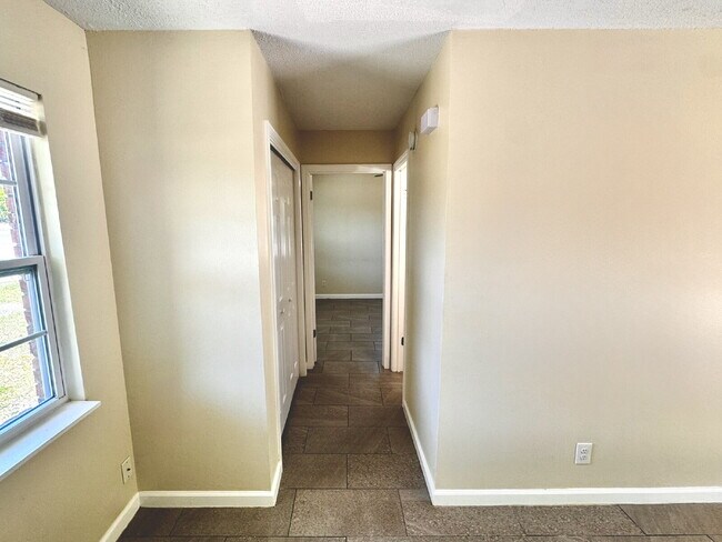 Building Photo - 1 bedroom 1 bathroom triplex unit