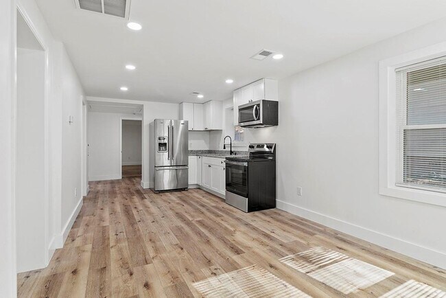 Building Photo - 3169 Westover Dr