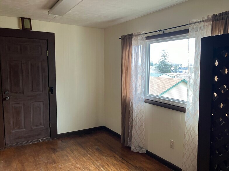 Building Photo - 517 11th Ave W