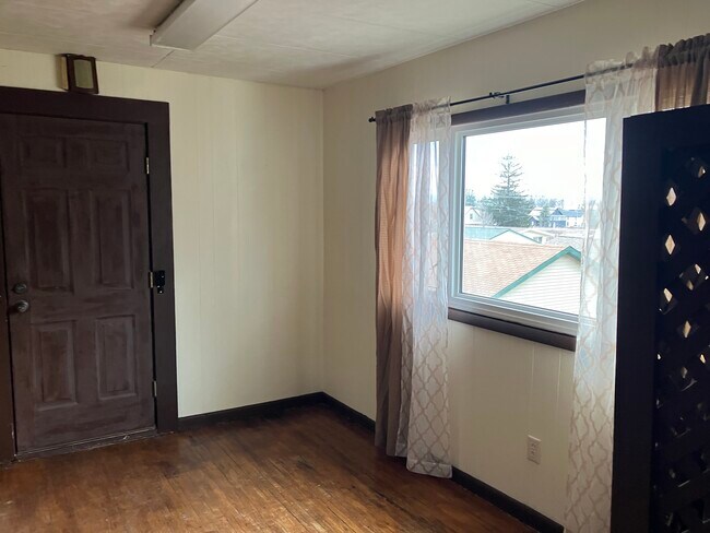 Building Photo - 517 11th Ave W