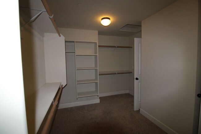 Building Photo - WELL MAINTAINED, BEAUTIFUL 5 BR HOME IN THE CAMAS HILLS!