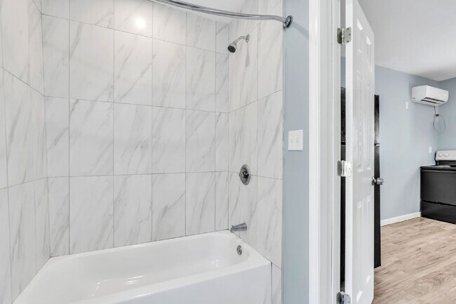 Building Photo - 2BR/1BA Triplex apartment home move-in ready!! $850/mo**