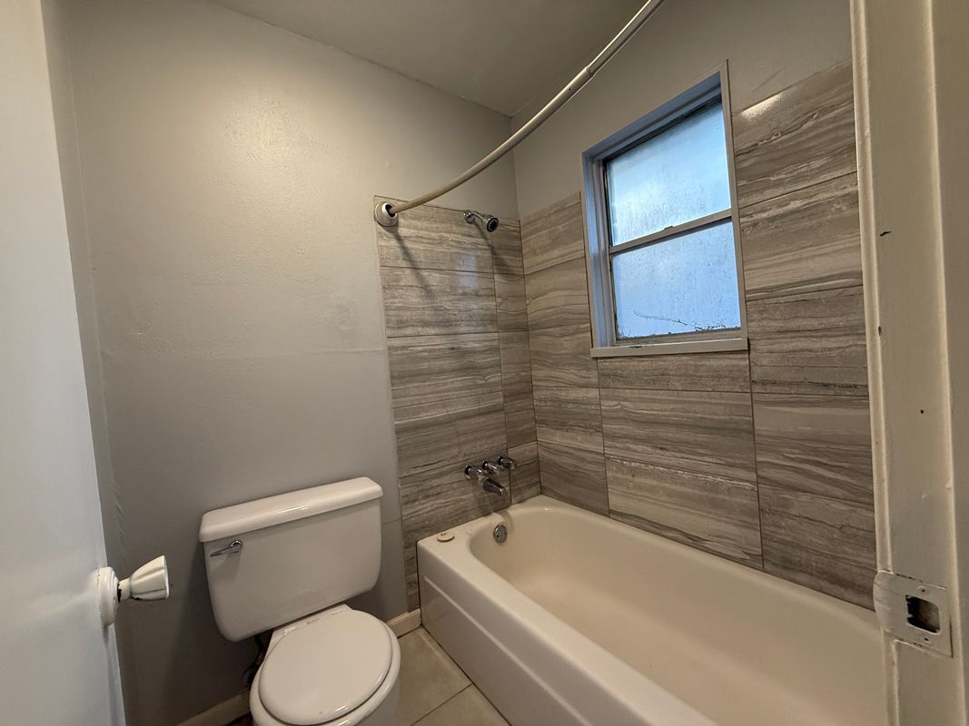 Building Photo - 422 Gamewood Dr