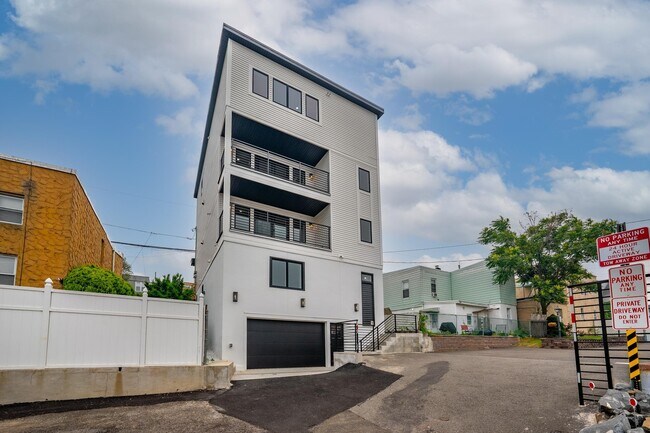 Building Photo - 6719 Meadowview Ave