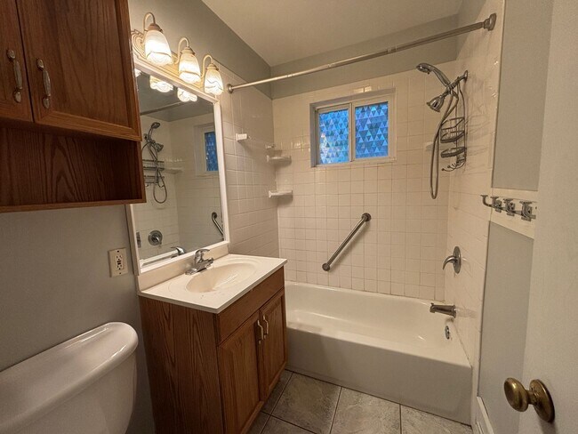 Building Photo - 3 BR / 1.5BA | Spacious Single Family Home | 1-Car Garage | Large backyard!
