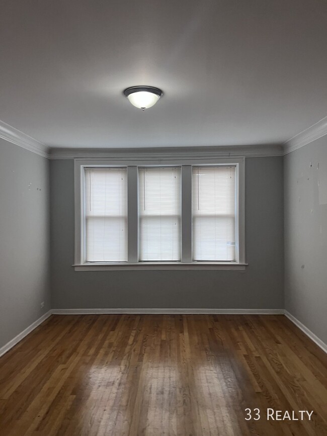 Building Photo - 2 Bed 1 Bath With Central Heat / Stainless...