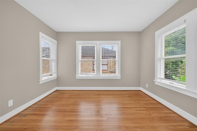Building Photo - 2343 Wroxton Rd