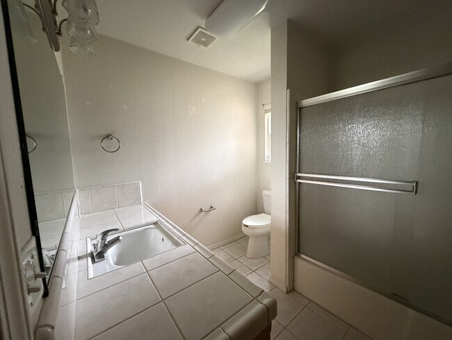 Building Photo - 221 S 7th St