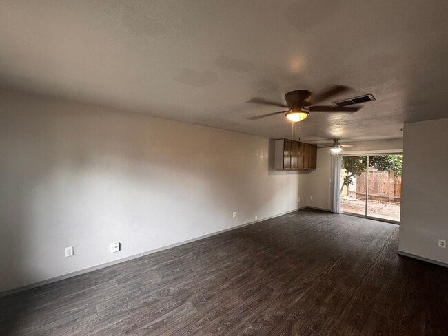 Building Photo - Modern 3-Bedroom Townhome with Garage & Pr...