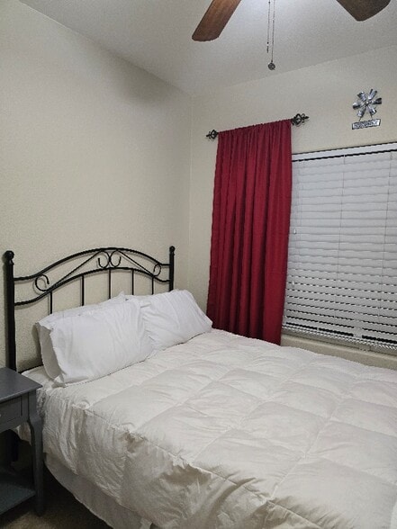 Building Photo - 1048 S Carriage Ave