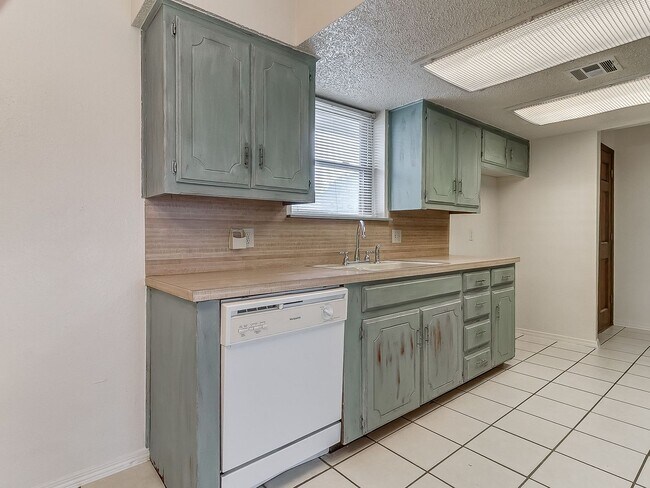 Building Photo - 2b 2ba in Piedmont Schools