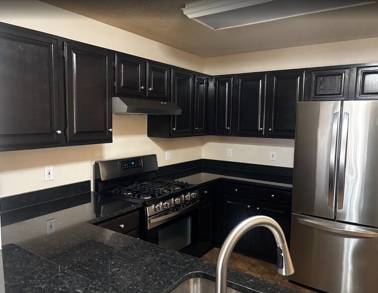 Building Photo - 542 Pewaukee Rd