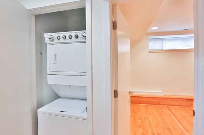 Building Photo - Amazing Noble Square Large (1600 s.f.) 3 Bedroom 2 Bath Duplex