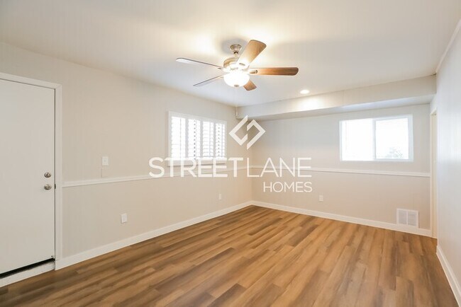 Building Photo - Spacious 4 bedroom home with a POOL in Pho...