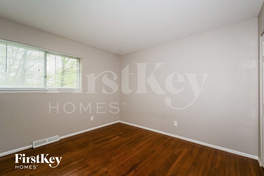 Building Photo - 186 River Valley Dr