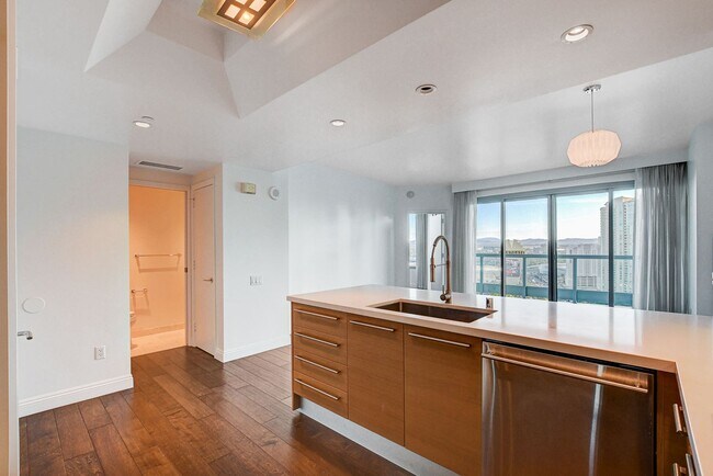 Building Photo - Turnberry Towers 2705W-City/Golf Course Views from this Stunning 1Bd/1.5Ba Residence