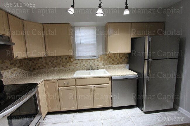Building Photo - 3 Bedroom 1 Bath corner townhouse in Sickl...