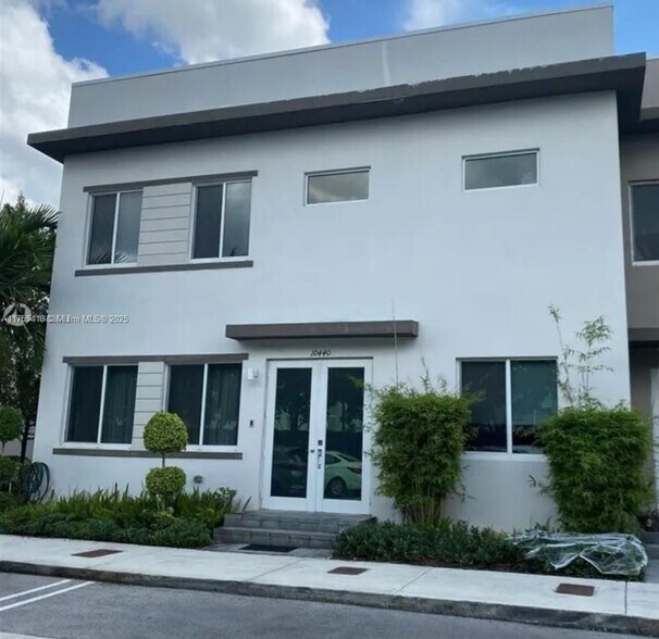 Primary Photo - 10440 NW 67th St