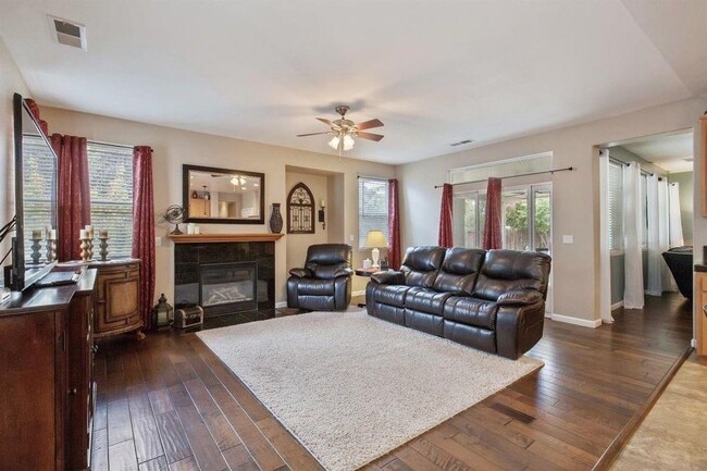 Building Photo - 2313 N Silvervale St