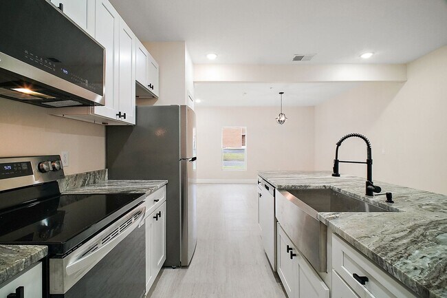 Building Photo - Luxury 2 Bed 2 Bath, Downtown Eustis Full ...
