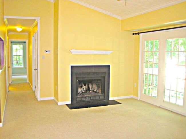 Building Photo - Top Floor Condo with Fireplace and Open Fl...