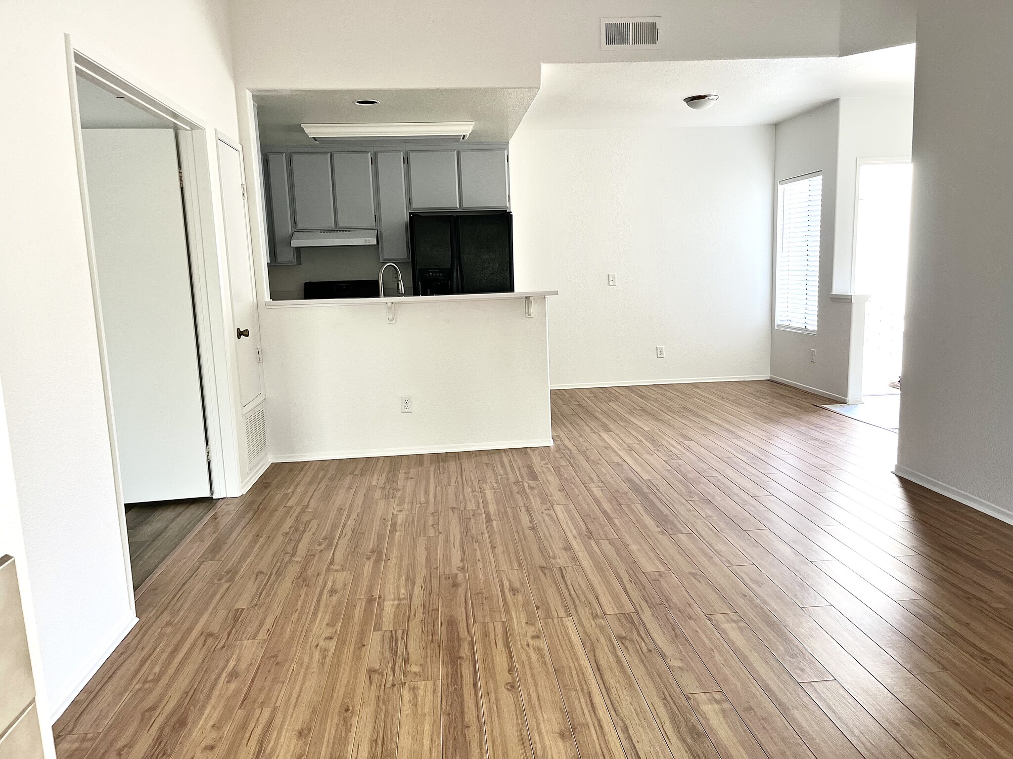 Kitchen and dining space - 415 Stoney Point Way