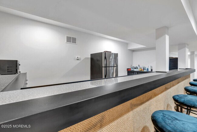 Building Photo - 17 Trumbull Ct