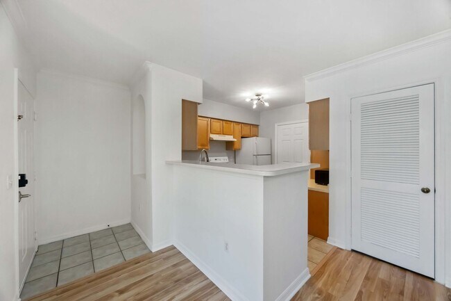 Building Photo - Spacious 1/1 unit available now for annual rent