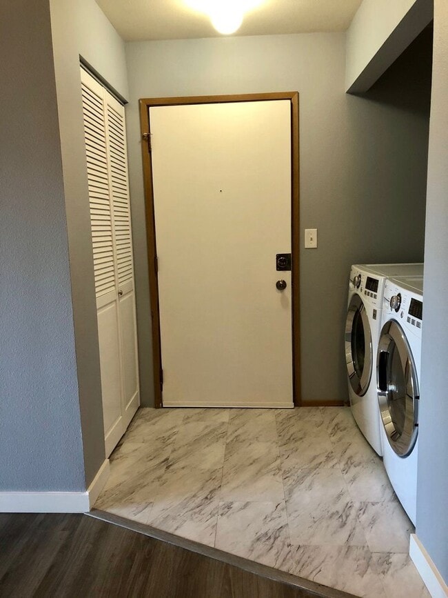 Building Photo - 2 Bedroom 2 Bath Condo Overlooking a Green...