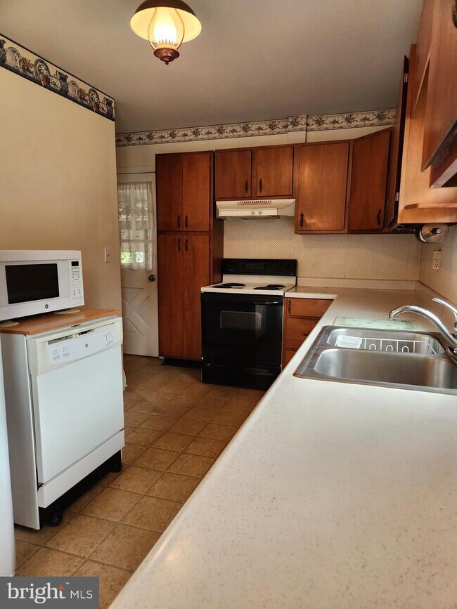 Building Photo - 12426 Legore Rd