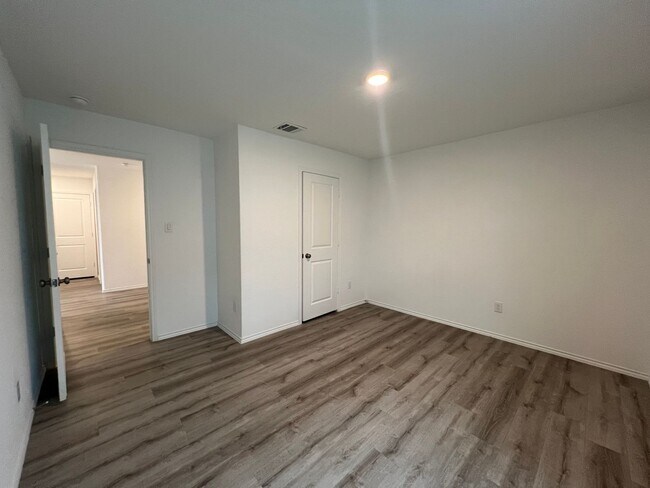 Building Photo - Beautiful 4 bedroom, 2 bath in NBTX