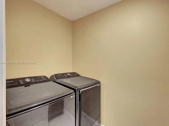 Building Photo - 1018 SW Eckard Ave