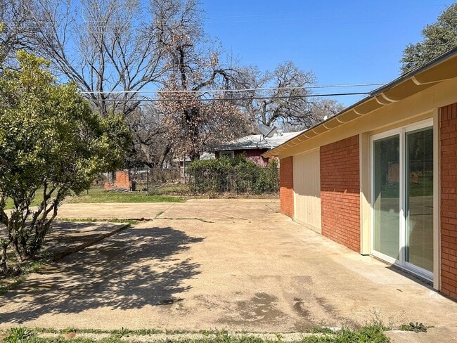 Building Photo - 4 Bedroom / 3 Full Bath / Huge Yard