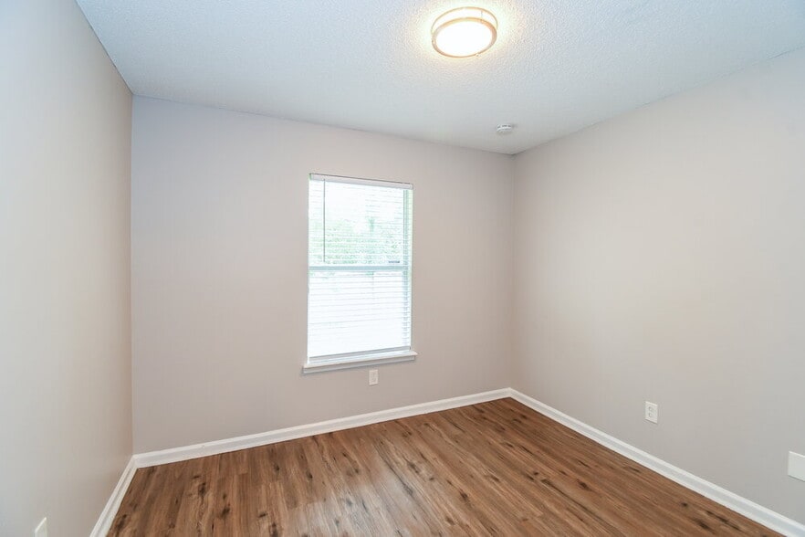 Building Photo - 1804 Sherwood Dr