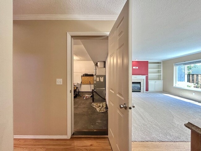 Building Photo - Spacious 4 Bed, 2.5 Bath House