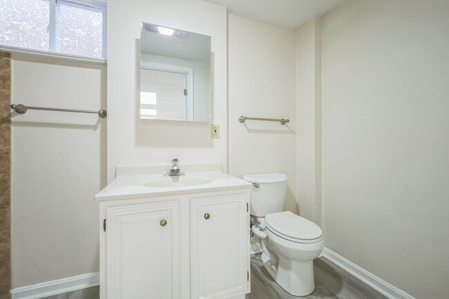 Building Photo - Beautifully Maintained 4BR/2BA Home in Sil...