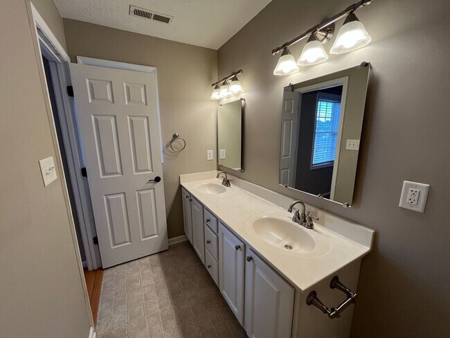 Building Photo - 696 Wyndhurst Dr