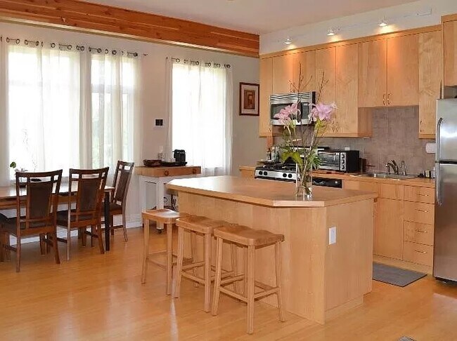 Kitchen - 940 Kimbark St