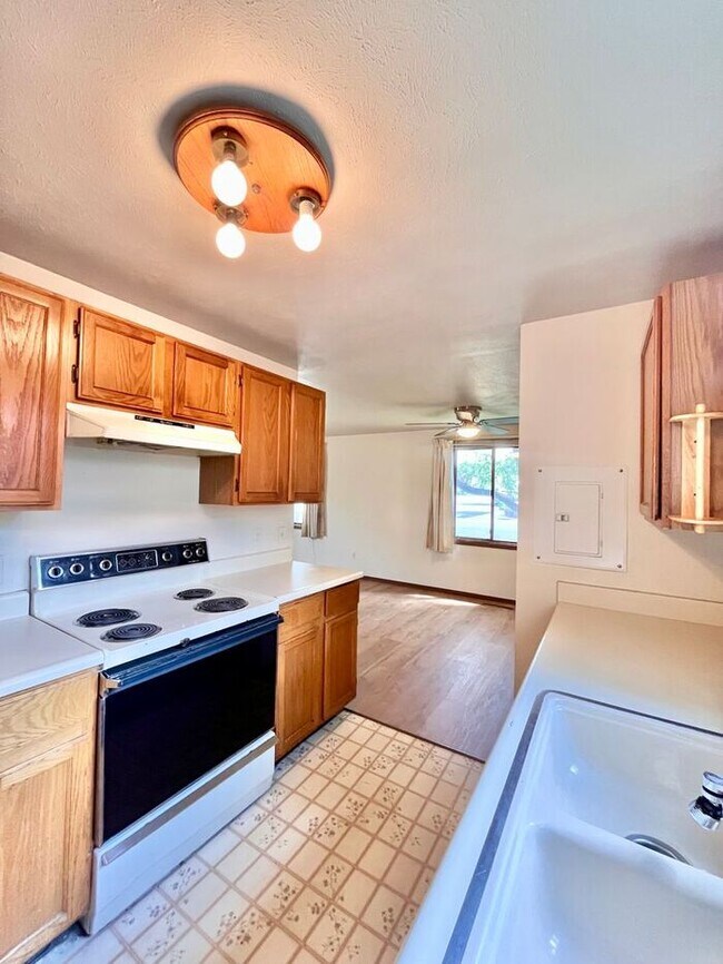 Building Photo - 3 Bed 2 Bath Close to Hughes Staduim