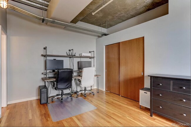 Building Photo - Beautiful and Spacious Loft-Style Condo 1 Bed/1.5 Bath Near Ballpark