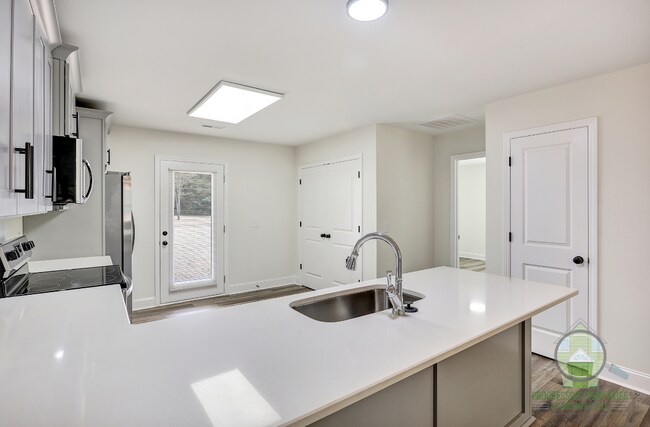 Building Photo - 113 Lyman Lodge Rd