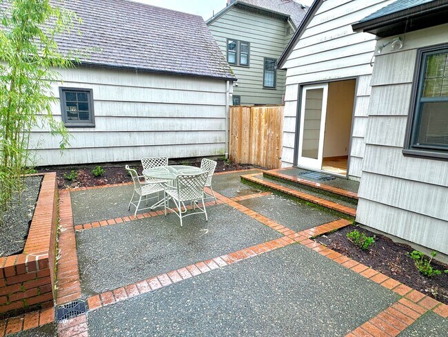 Building Photo - Alameda Neighborhood Pristine Tudor Home, Downtown Views, All The Amenities - A Must See!