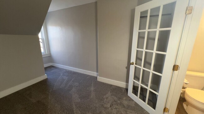 Building Photo - Spacious Sunny 2 BR-Walk to Downtown-Laund...