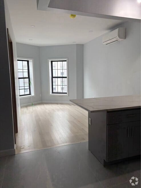 Building Photo - 546 Van Buren St