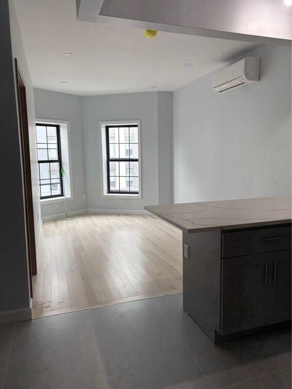 Building Photo - 546 Van Buren St