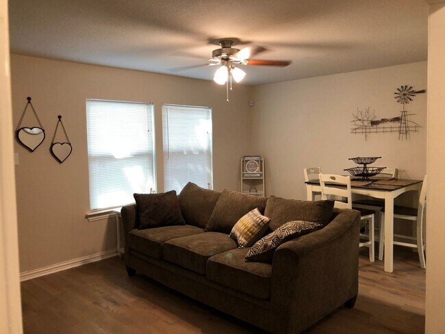 Building Photo - Move in Ready - 3 bedroom 2 bath 1 car garage