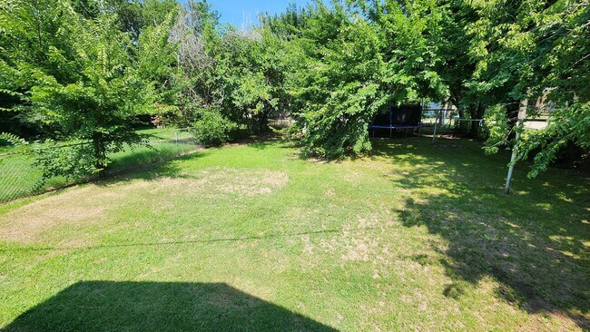 Building Photo - Beautiful 3 bedroom house with granite countertops and central heat and air