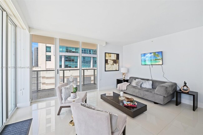 Building Photo - 1155 Brickell Bay Dr